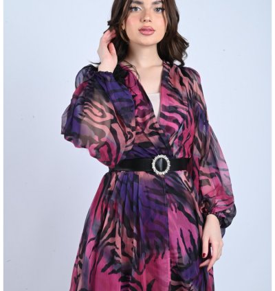 فستان طويل ملون بقصات متداخلة