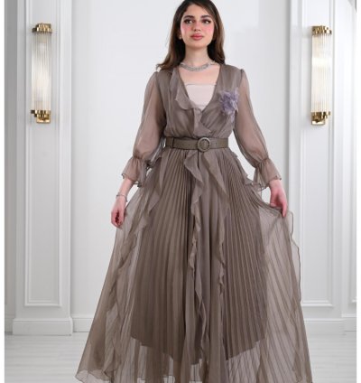 فستان انسيابي بتفاصيل مبهرة كرانيش انسيابية بطول الفستان